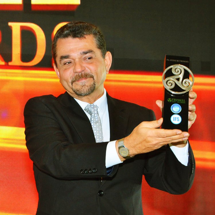 Ernesto Yturralde
									recibe el IFS Platinum Triskel 2019